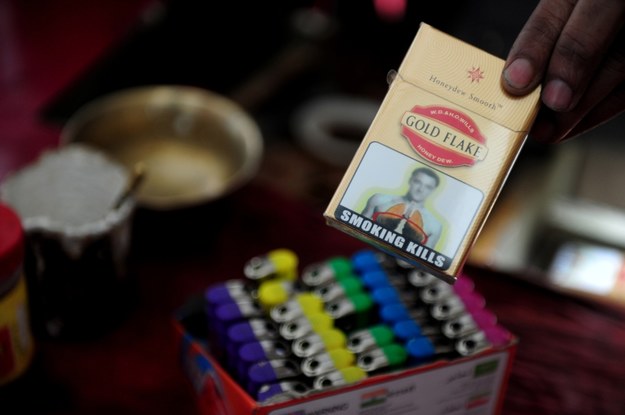 Tak wyglądają kontrowersyjne papierosy z podobizną Johna Terry'ego /INTERIA.PL/AFP