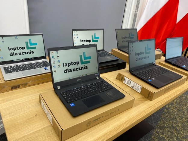 Tak wyglądają laptopy, które otrzymują uczniowie /Mariusz PIekarski /RMF FM