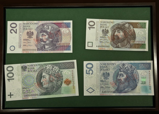 Tak wyglądają nowe banknoty. /Rafał Guz /PAP