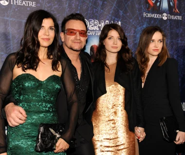 Tak wyglądają obecnie córki Bono z U2! 34-letnia Eve i 36-letnia Jordan zapozowały razem na ściance