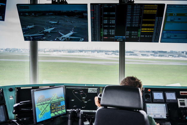 Tak wyglądają pasy startowe i rejon lotniska oczami kontrolera pracującego na szczycie wieży kontroli lotniska /RMF FM /Materiały prasowe