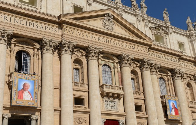 Tak wygladają portety obu papieży /Radek Pietruszka /PAP/EPA
