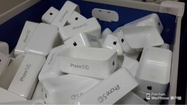 Tak wyglądają pudełka, w kórych będzie sprzedawany iPhone 5C?  Fot. weiphone.com /materiały prasowe