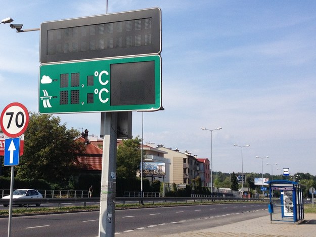 Tak wyglądają teraz tablice informacji drogowej w Krakowie. /Maciej Grzyb /RMF FM