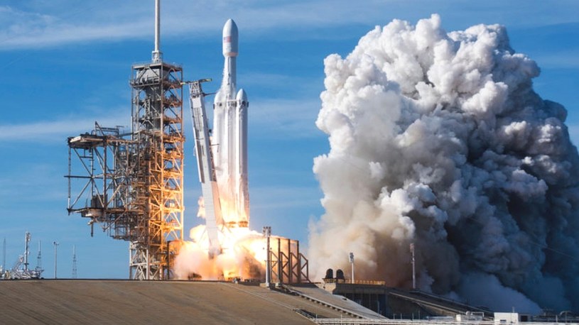 Tak wyglądał dzisiejszy nocny start Falcona Heavy, najpotężniejszej rakiety świata /Geekweek