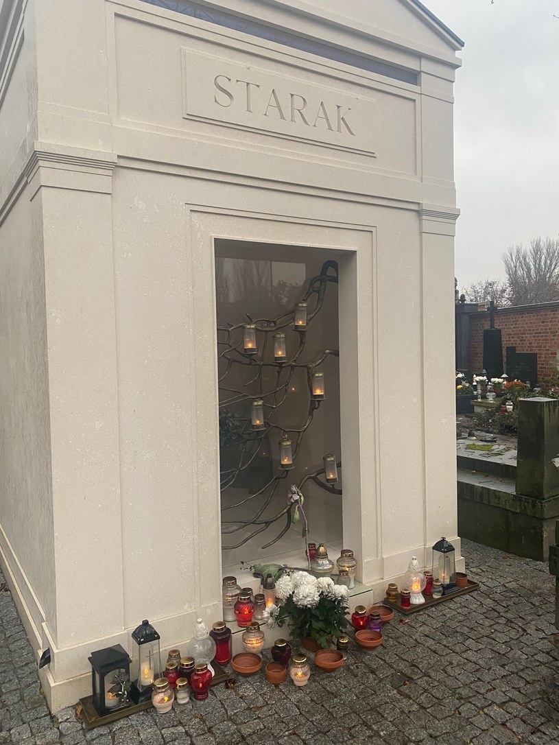 Tak wyglądał grób Piotra Woźniaka-Staraka 2 listopada 2021 roku /pomponik.pl /pomponik.pl