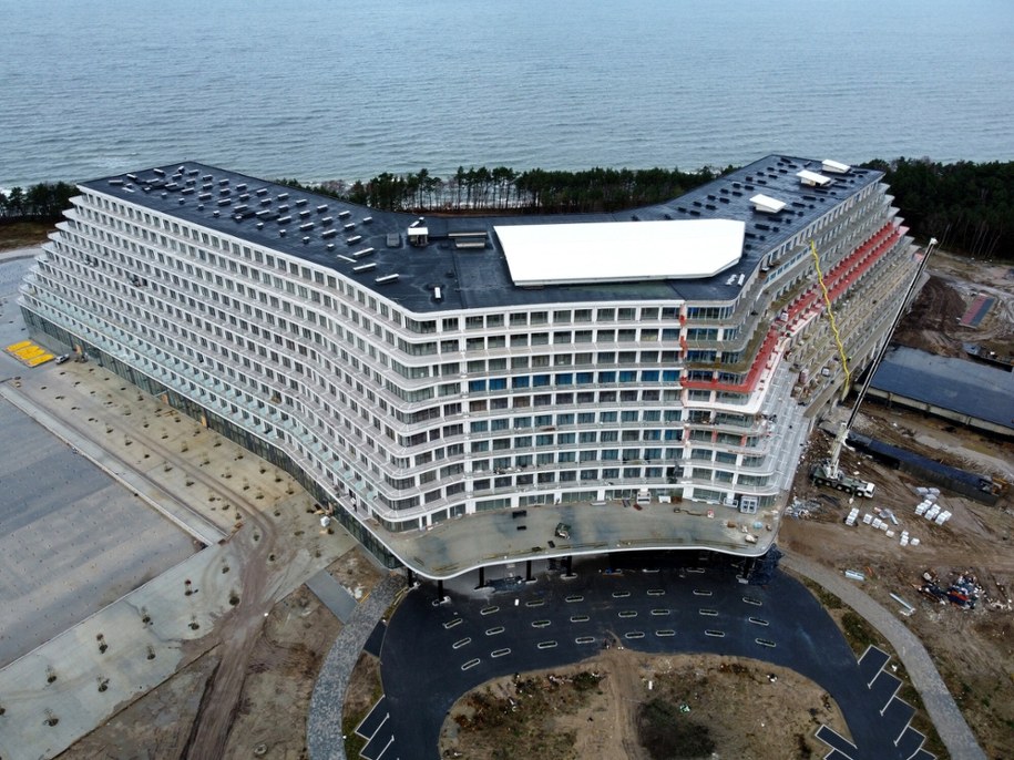 Tak wyglądał Hotel Gołębiewski w Pobierowie podczas budowy w 2021 r. /ANDRZEJ SZKOCKI/POLSKA PRESS/Polska Press/East News /East News