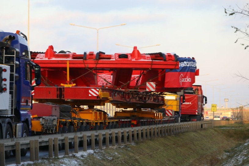 Tak wyglądał transport elementów maszyny TBM. Był to największy ładunek przewieziony po polskich drogach /Adam Burakowski /Reporter
