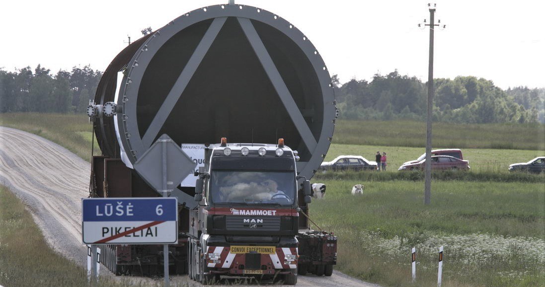 Tak wyglądał transport reaktora, który w 2008 roku dla Orlenu zrealizowały Mammoet. Nowy transport będzie prawdopodobnie znacznie większy / fot. Orlen Lietuva /materiały prasowe