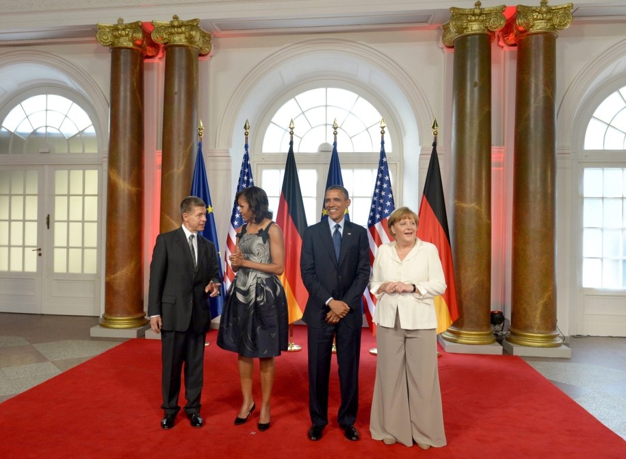 Tak wyglądała Angela Merkel na spotkaniu z Barackiem Obamą i jego żoną /Rainer Jensen /PAP/EPA