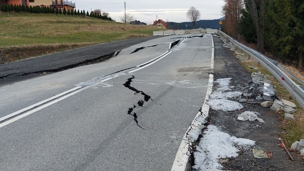 Tak wyglądała droga zniszczona w wyniku osuwiska /GDDKiA Kraków /GDDKiA