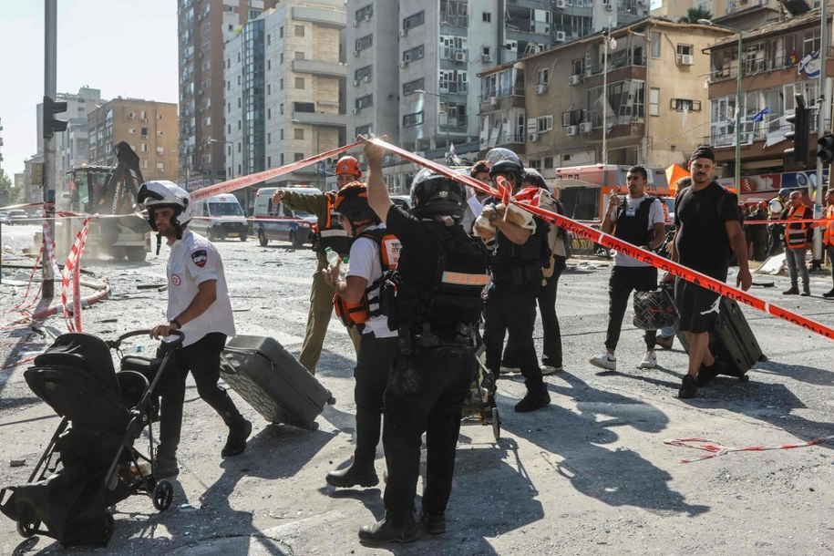 Tak wyglądała ewakuacja cywilów w mieście Ramat Gan w pobliżu Tel Awiwu po irańskim ataku. /GIL COHEN-MAGEN/AFP/East News /East News