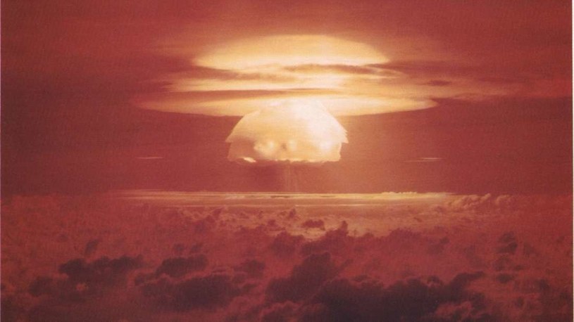 Tak wyglądała jedna z prób jądrowych (Castle Bravo) na atolu Bikini. Dwie próby nuklearne przeprowadzone przez USA były czwartą i piątą eksplozją bomby nuklearnej w historii (po teście na terenie USA, i zrzuceniu bomb w Japonii). /materiały prasowe