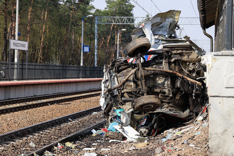 Tak wyglądała karetka po uderzeniu przez pociąg na przejeździe w Puszczykowie /Rafal Gaglewski /Reporter