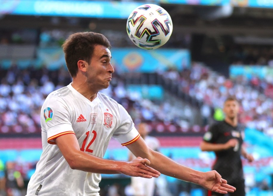 Tak wyglądała koszulka Hiszpanów w meczu z Chorwatami. Na zdjęciu Eric Garcia / 	FRIEDEMANN VOGEL / POOL /PAP/EPA