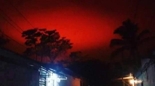 Tak wyglądało czerwonokrwiste niebo nad Salwadorem /YouTube