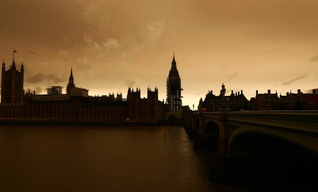 Tak wyglądało wczoraj niebo nad Londynem /NEIL HALL /PAP/EPA