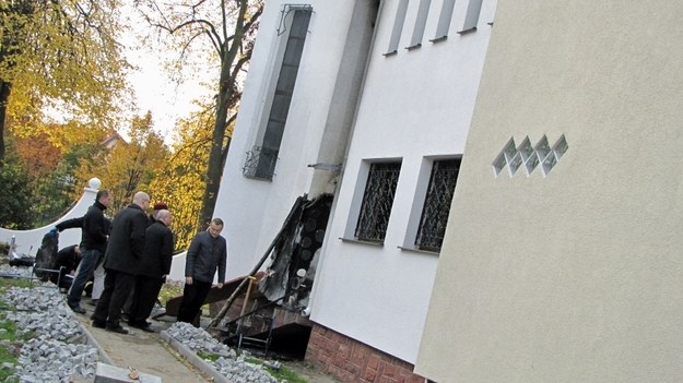 Tak wyglądało wejście do meczetu po pożarze. /Dariusz Proniewicz /RMF FM