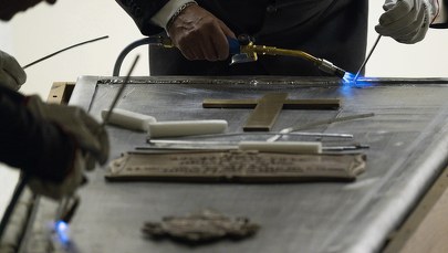 Tak wyglądało złożenie w grobie trumny z ciałem Benedykta XVI