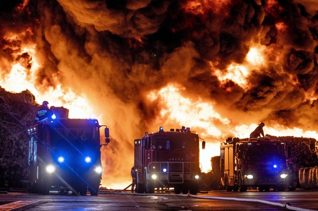 Tak wyglądały pierwsze godziny akcji strażaków / 	Grzegorz Michałowski    /PAP