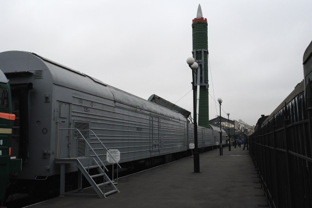 Tak wyglądały swego czasu pociągi z wyrzutniami rakiet balistycznych. Źródło: Wikipedia - Fot. George Shuklin/CC 2.5 /materiały prasowe
