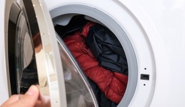 Tak wypierzesz puchową kurtkę i jej nie zniszczysz. Wystarczy kilka kropel do pralki 