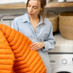 Tak wypierzesz puchową kurtkę w domu. Będzie świeża, pachnąca i nadal ciepła