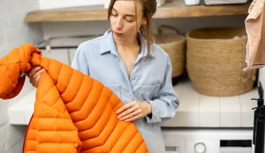 Tak wypierzesz puchową kurtkę w domu. Będzie świeża, pachnąca i nadal ciepła