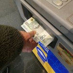Tak wypłacisz pieniądze z bankomatu bez karty. Jest jednak jeden haczyk 