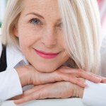 Tak wysmuklisz ramiona w 10 sekund. Każda 50-latka musi znać ten trik