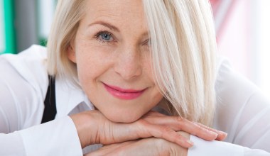 Tak wysmuklisz ramiona w 10 sekund. Każda 50-latka musi znać ten trik