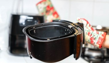 Tak z łatwością wyczyścisz przypalony air fryer. Oszczędzisz czas i pieniądze