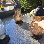 Tak zabezpieczysz znicze przed kradzieżą. Banalny trik, który działa