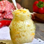 Tak zakisisz młodą kapustę. Będzie gotowa już po 3 dniach