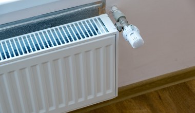 Tak zaoszczędzisz na ogrzewaniu. Wystarczy, że włożysz to za kaloryfer