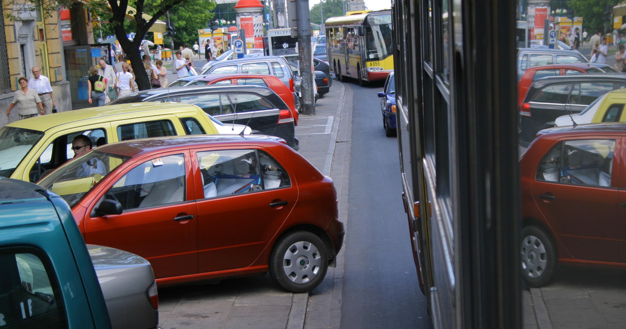 Tak zaparkowane auto zmusza kierowcę autobusu do przekroczenia linii oddzielającej pasy / Fot. autor /Informacja prasowa