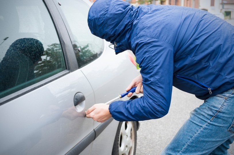 К чему снится угон машины во сне. A Burglar steals a House. A Thief steals a House.