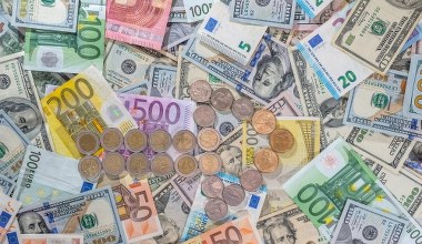 Tak zmieniły się kursy walut. Euro, dolar i funt w dół, złoty się umacnia