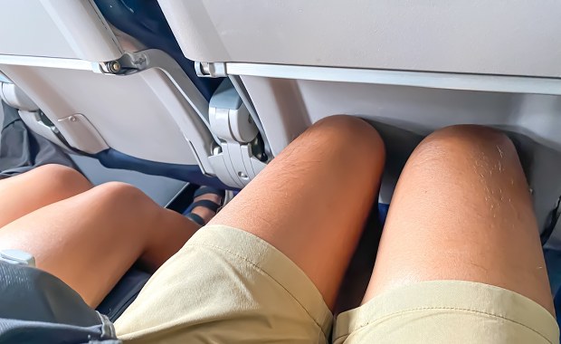 Tak żonaty biznesmen molestował 15-latkę w samolocie. Zapadł wyrok