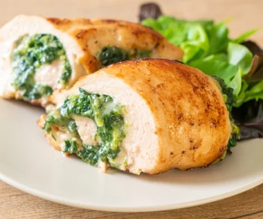 Tak zrobiony filet z kurczaka rozpływa się w ustach. Sekretem jest zielony farsz