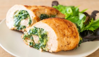 Tak zrobiony filet z kurczaka rozpływa się w ustach. Sekretem jest zielony farsz