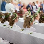 Tak zrobisz elegancką fryzurę na komunię dla dziewczynki. Bez wizyty u fryzjera