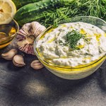 ​Tak zrobisz najlepszy sos tzatziki do grilla. Jeden składnik może zaskoczyć
