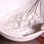 Tak zrobisz puszystą bitą śmietanę bez żelatyny. Zastąp ją tym, a więcej nie wypłynie z ciasta