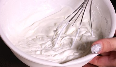 Tak zrobisz puszystą bitą śmietanę bez żelatyny. Zastąp ją tym, a więcej nie wypłynie z ciasta