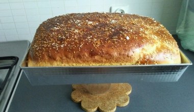 Tak zrobisz szybkie ciasto drożdżowe bez wyrabiania. Wyjdzie idealnie wyrośnięte i puszyste jak chmurka