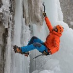 Taka atrakcja zdarza się tylko przy silnych mrozach. W Kielcach powstaje lodospad