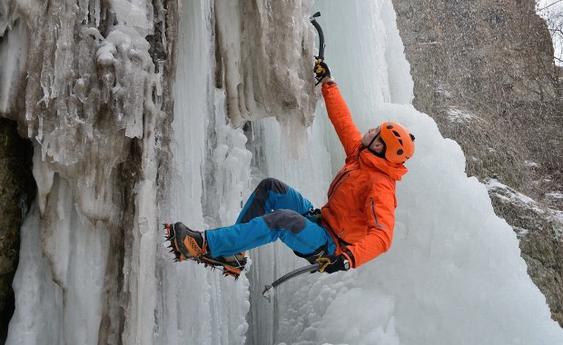 Taka atrakcja zdarza się tylko przy silnych mrozach. W Kielcach powstaje lodospad
