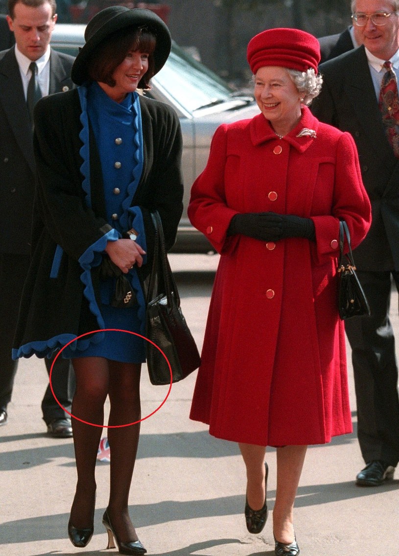 Taką długość sukienki w obecności królowej uznaje się za nietakt /Andrzej Iwańczuk /East News