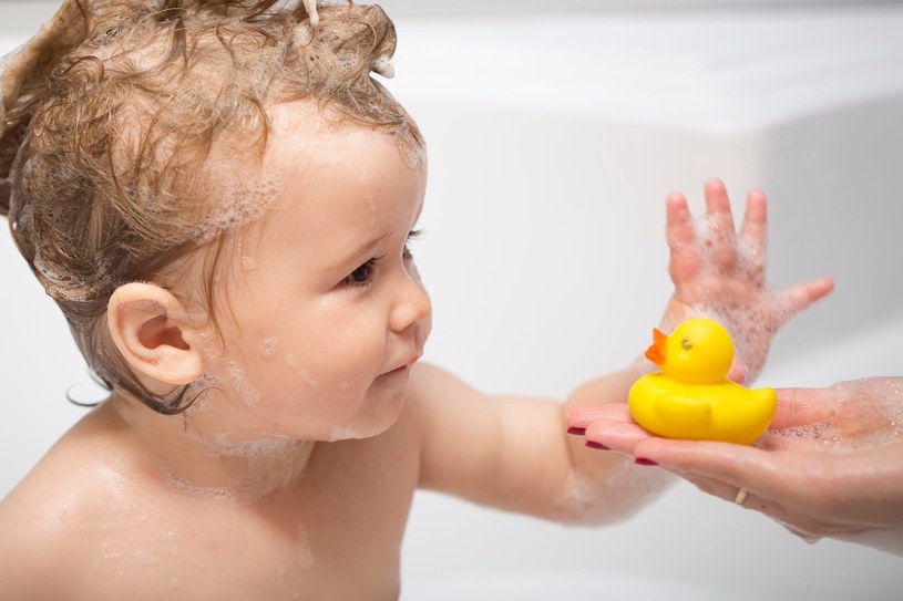 Taka kąpiel nawilży skórę dziecka /123RF/PICSEL